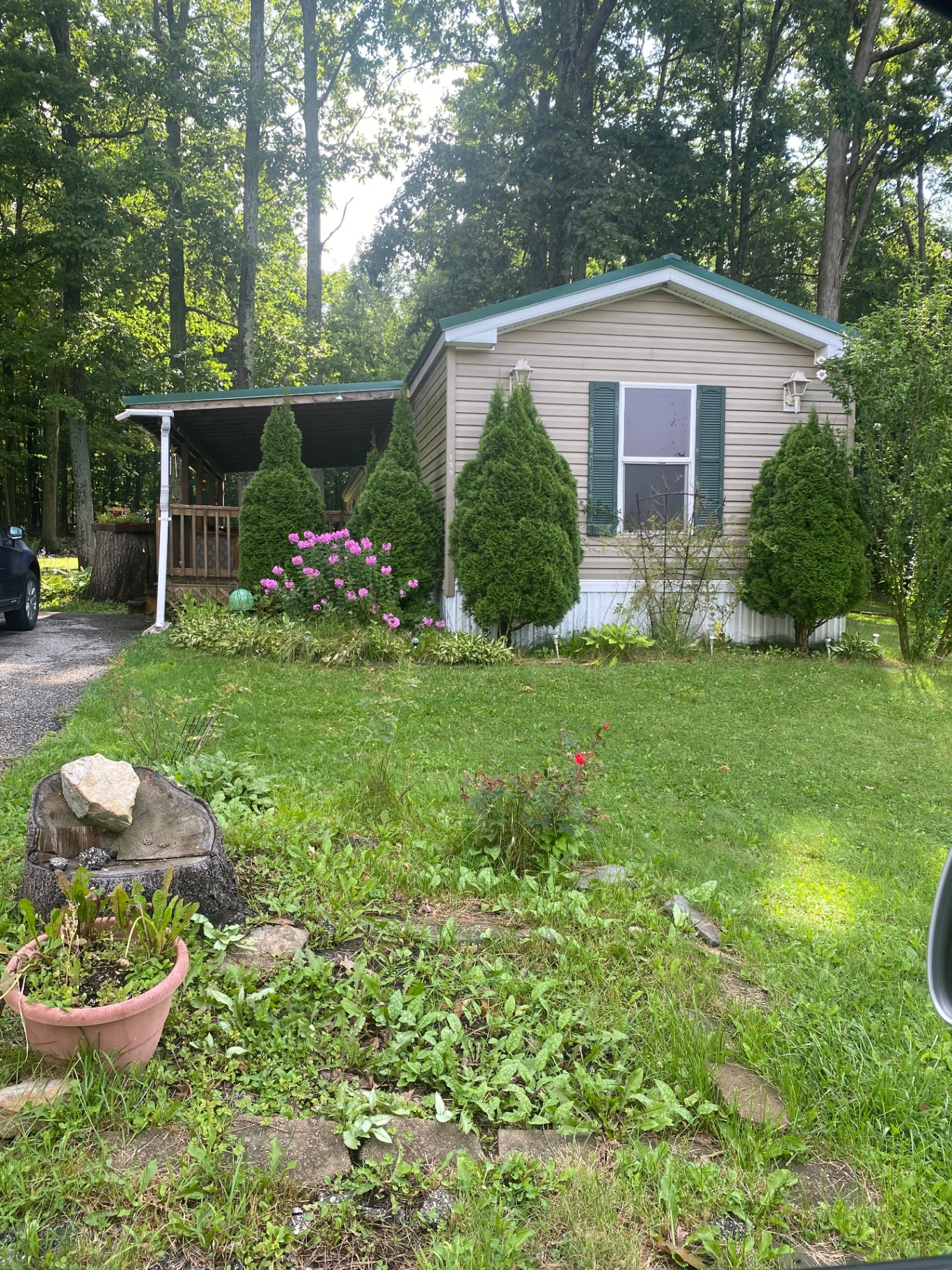 Well-maintained mobile home exterior in New York